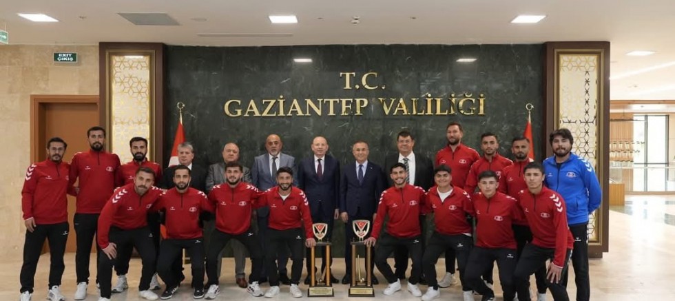 2025-2026 Sezonu Açık Alan Hokeyi Türkiye Şampiyonu olan Volkan Grup Spor olarak, kazandığımız şampiyonluk kupasını Sayın Valimize takdim etmenin onur ve gururunu yaşadık. 