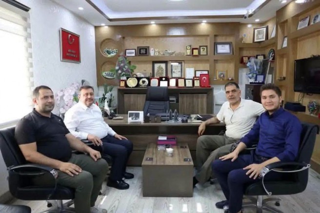 AK Parti İl Başkanı Sayın Fatih Fedaioğlu, kutsal hac ibadetini yerine getirerek yurda dönen iş insanı Mustafa Doktoroğlu’nu iş yerinde ziyaret etti