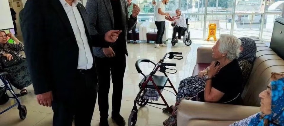 Babalar Günü kapsamında huzurevini ziyaret eden AK Parti Nizip İlçe Başkanı Fatih Altunses ve teşkilat mensupları, huzurevi sakinleriyle bir araya geldi