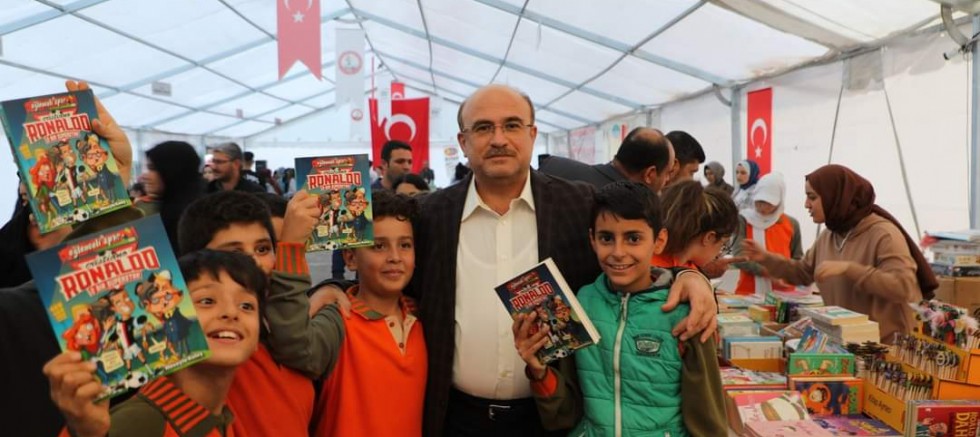 Belediye Başkanı Sarı, öğrencilere kitap hediye etti