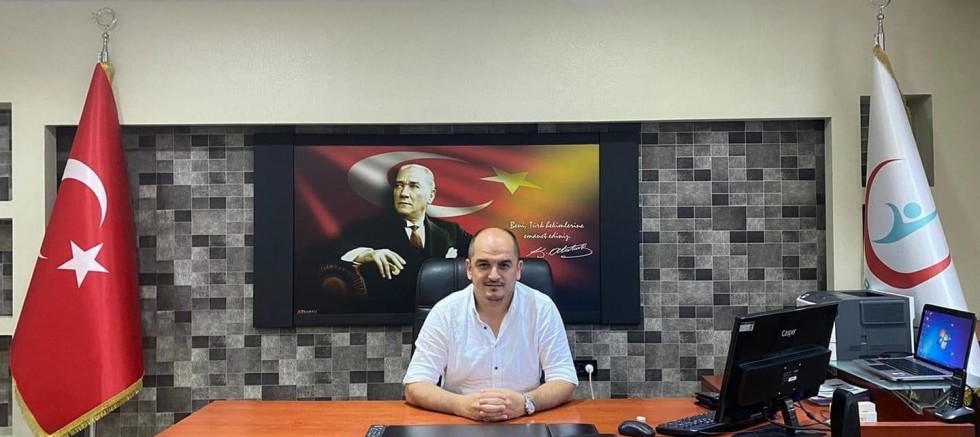 Deprem sonrası 9 gün boyunca evine gitmeden Nizip Devlet Hastanesi ve semt polikliniklerini koordinesini sağlayan Nizip Devlet Hastanesi Başhekimi Op. Dr. Barış Sana, tüm doktorlarımız ve sağlık çalışanlarımızı kutluyoruz.
