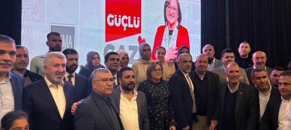 Fatma Şahin öncülüğünde Gaziantep Büyükşehir Belediyesi tarafından Nizip’te geniş katılımlı bir iftar programı düzenlendi. İlçedeki Ercanlar Plaza’da gerçekleştirilen programa yaklaşık 2 bin kişi katıldı