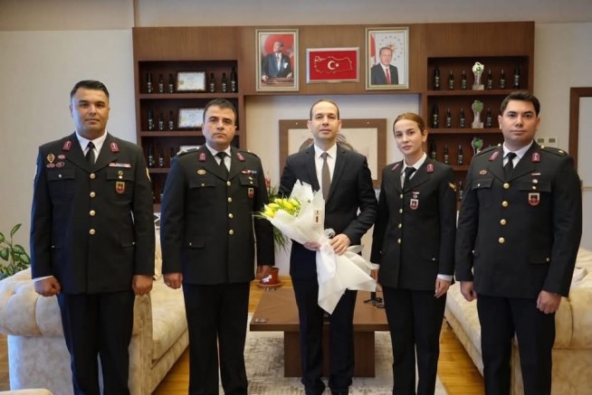 Jandarma Teşkilatımızın 187. kuruluş yıl dönümü münasebetiyle, İlçe Jandarma Komutanımız J.Bnb. Can Sercan ALTAY ve beraberindeki heyet, Kaymakamımız Osman UĞURLU’yu makamında ziyaret etti.