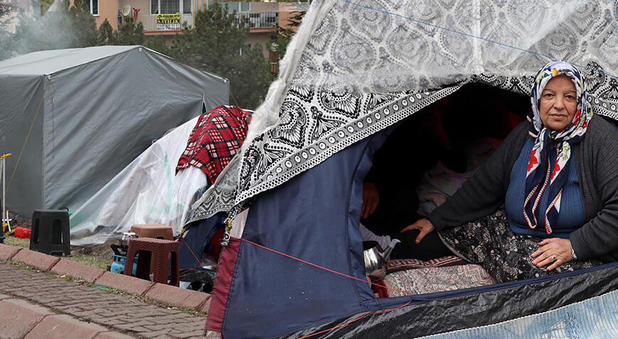 Kayseri'de 4.8'lik deprem sonrası boş alanlar çadırlarla doldu