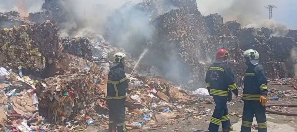 Kızılcakent Mahallesi'nde Kağıt Fabrikasında Yangın