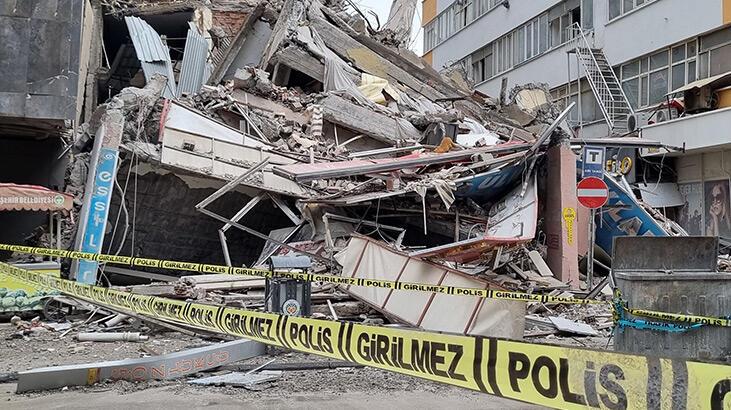Malatya'da ağır hasarlı 7 katlı bina kendiliğinden çöktü