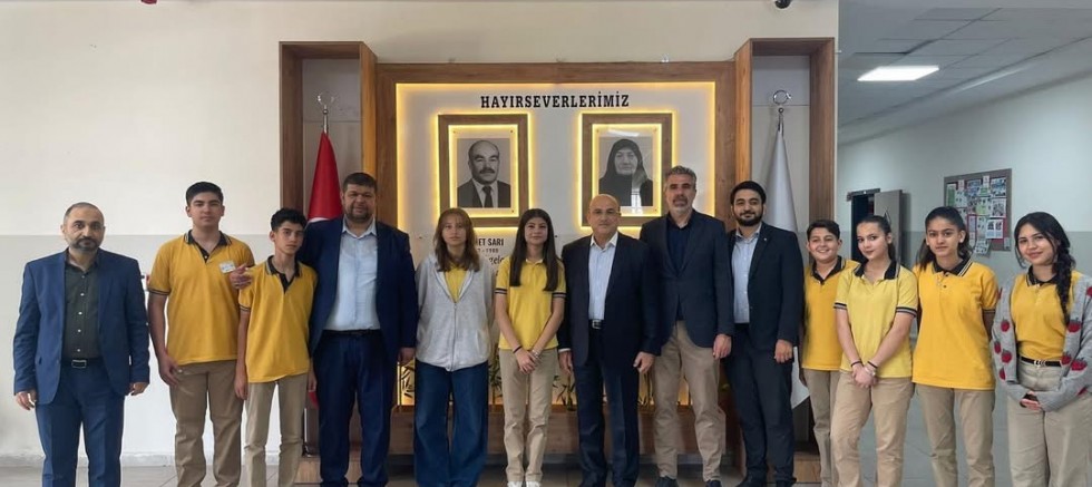 Nizip Ahmet Asya Sarı Anadolu Lisesi’nde düzenlenen TÜBİTAK Bilim Fuarı’na, Adalet ve Kalkınma Partisi 22., 23. ve 24. dönem milletvekilimiz ve bir dönem belediye başkanlığı yapan değerli dostum ve üstadım da katılım sağladı