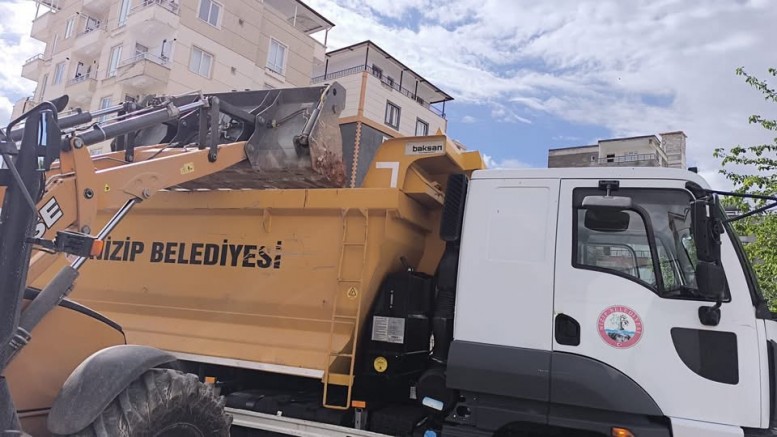 Nizip Belediyesi, ilçe genelinde etkili olan şiddetli yağış, dolu ve fırtınanın ardından başlattığı saha çalışmalarını aralıksız sürdürüyor