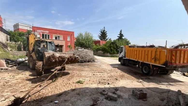 Nizip Belediyesi, ilçe merkezi ve kırsal mahallelerde yol yapım, bakım, onarım ve kilit taşı döşeme çalışmalarını aralıksız sürdürüyor.