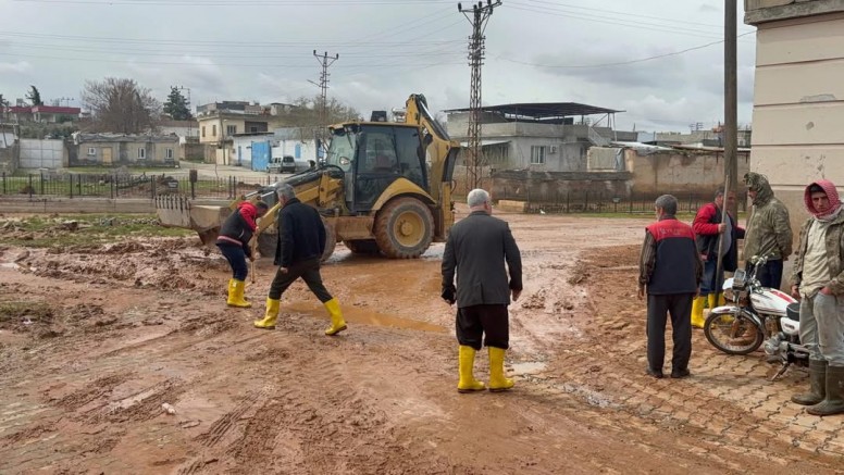 Nizip Belediyesi selin etkilediği bölgelerde  aralıksız çalışıyor
