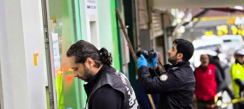 Nizip Çarşı Merkez’de bulunan Garanti Bankası şubesine gece saatlerinde 7-8 el silah sıkıldığı iddia edildi.
