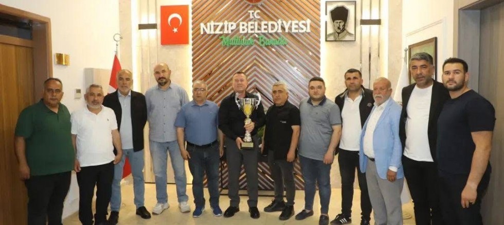 Nizip Spor’dan Tarihi Başarı: Şampiyonluk Kupasıyla Başkan Ali Doğan’a Ziyaret