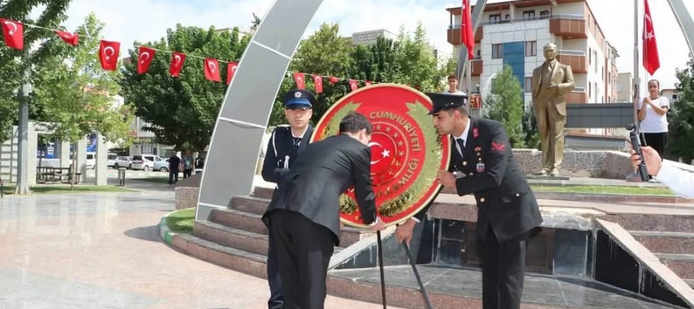 NİZİP’TE 30 AĞUSTOS ZAFER BAYRAMI COŞKUSU: ATATÜRK ANITI’NA ÇELENK SUNULDU