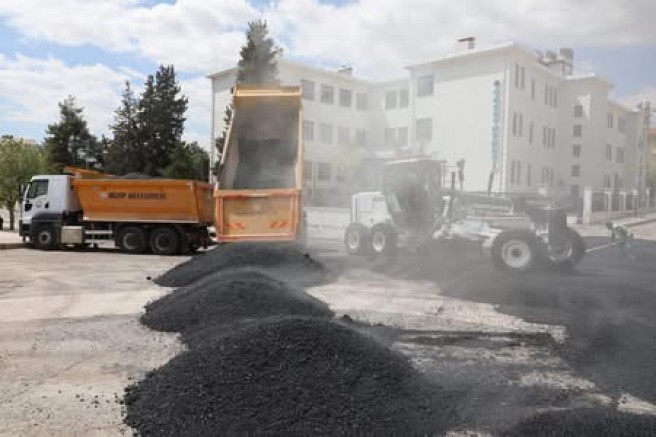 Nizip’te yol yapım çalışmaları sıcak asfaltla hız kazandı