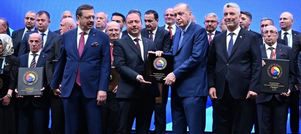 Nizip Ticaret Borsası Genel Sekreteri Mehmet Eray Ölçal’a Hizmet Şeref Belgesi ve Plaketi Takdim Edildi