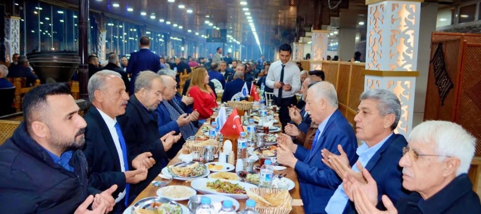 Nizip Ticaret Borsası tarafından Ramazan ayı dolayısıyla düzenlenen geleneksel iftar yemeğinde, Borsa Başkanı İbrahim Sarı ve yönetim kurulu üyeleri, kıymetli üyelerle aynı sofrada buluştu.