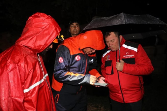 Selde mahsur kalan vatandaşlar ekiplerin müdahalesiyle kurtarıldı