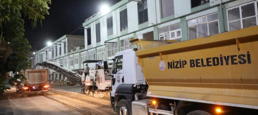 Sıcak asfalt mesaisi gece gündüz sürüyor 