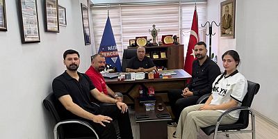 DÜNYA ŞAMPİYONU SPORCULARDAN NİZİP TERCÜMAN GAZETESİ’NE ANLAMLI PLAKET 