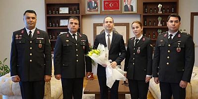 Jandarma Teşkilatımızın 187. kuruluş yıl dönümü münasebetiyle, İlçe Jandarma Komutanımız J.Bnb. Can Sercan ALTAY ve beraberindeki heyet, Kaymakamımız Osman UĞURLU’yu makamında ziyaret etti.