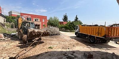 Nizip Belediyesi, ilçe merkezi ve kırsal mahallelerde yol yapım, bakım, onarım ve kilit taşı döşeme çalışmalarını aralıksız sürdürüyor.