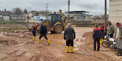 Nizip Belediyesi selin etkilediği bölgelerde  aralıksız çalışıyor