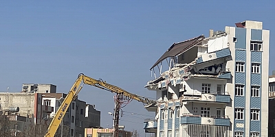 Nizip’te acil yıkım kararı alınan binada kontrollü yıkım başladı