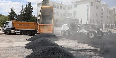 Nizip’te yol yapım çalışmaları sıcak asfaltla hız kazandı