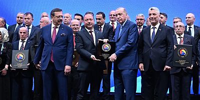 Nizip Ticaret Borsası Genel Sekreteri Mehmet Eray Ölçal’a Hizmet Şeref Belgesi ve Plaketi Takdim Edildi