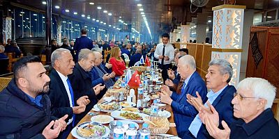 Nizip Ticaret Borsası tarafından Ramazan ayı dolayısıyla düzenlenen geleneksel iftar yemeğinde, Borsa Başkanı İbrahim Sarı ve yönetim kurulu üyeleri, kıymetli üyelerle aynı sofrada buluştu.