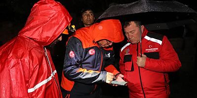 Selde mahsur kalan vatandaşlar ekiplerin müdahalesiyle kurtarıldı