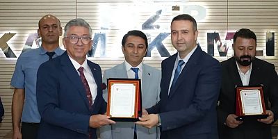 Türk Silahlı Kuvvetlerini Güçlendirme Vakfına plaket 