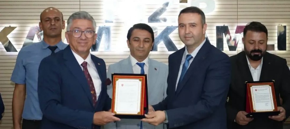 Türk Silahlı Kuvvetlerini Güçlendirme Vakfına plaket 